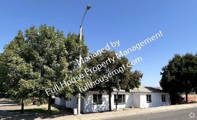 Building Photo - Spacious 4 bedroom Rental