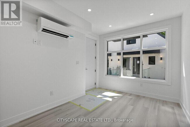 Photo - 587 Oakwood Ave
