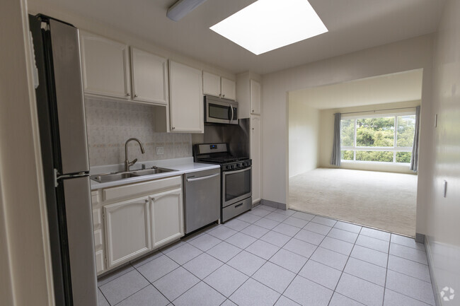 Building Photo - 533 8th Ave Unit Apt #3
