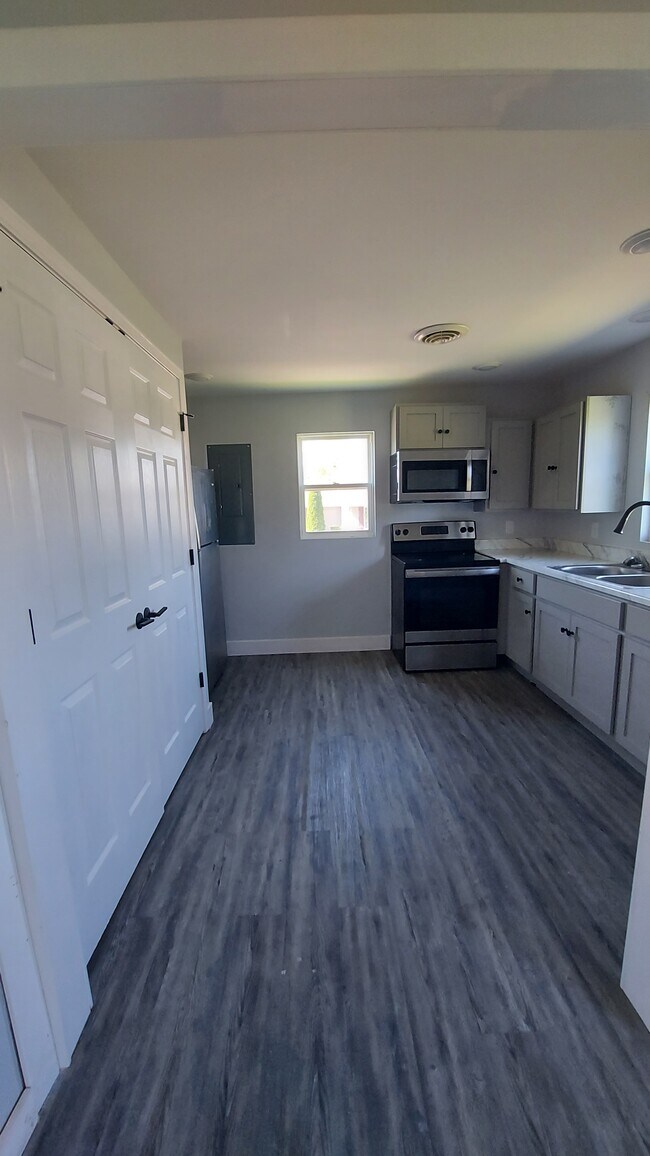 Photo - 1029 Emmons St