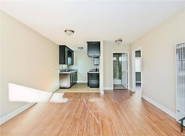 Photo - 622 W 59th Pl