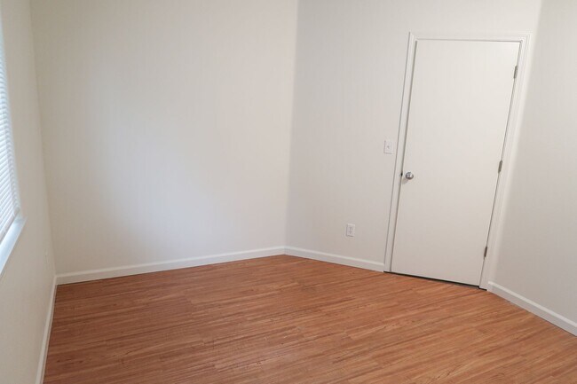 Photo - Fontana Duplexes Unit 4985