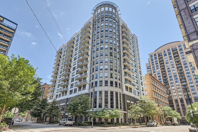 Building Photo - 421 W Huron St Unit 702 Rental