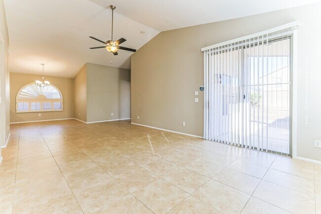 Photo - 672 E Lovegrass Dr