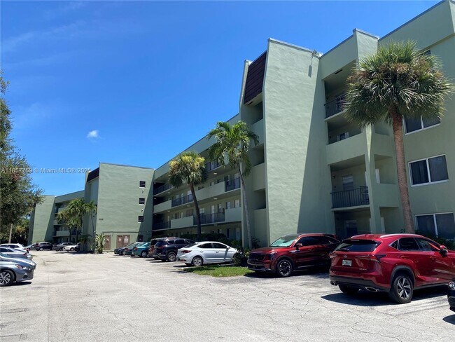 Building Photo - 1638 Embassy Dr Unit 306 Rental