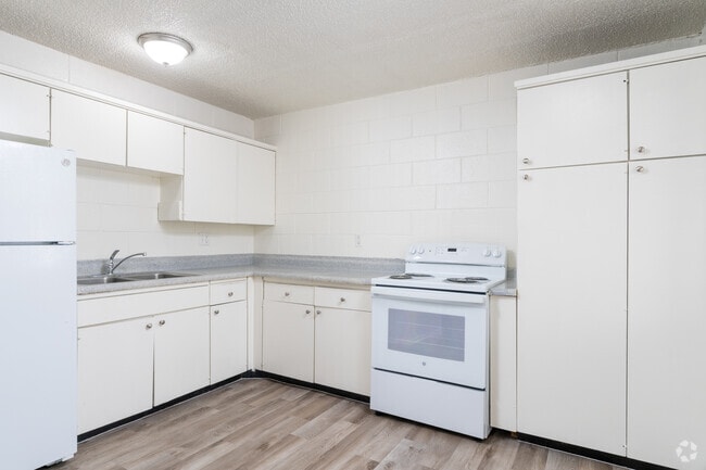 2BR, 1BA - 930SF - Kitchen