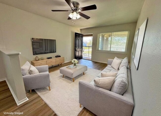 Building Photo - 340 N Houston Unit 7