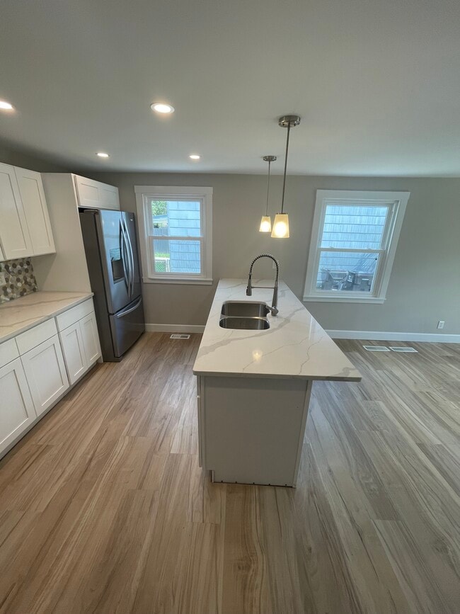 Building Photo - 139 Mayville Ave Unit 1