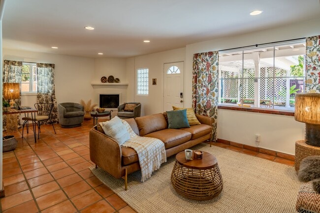 Photo - 2 Bedroom / 1 Bath Unit Available!