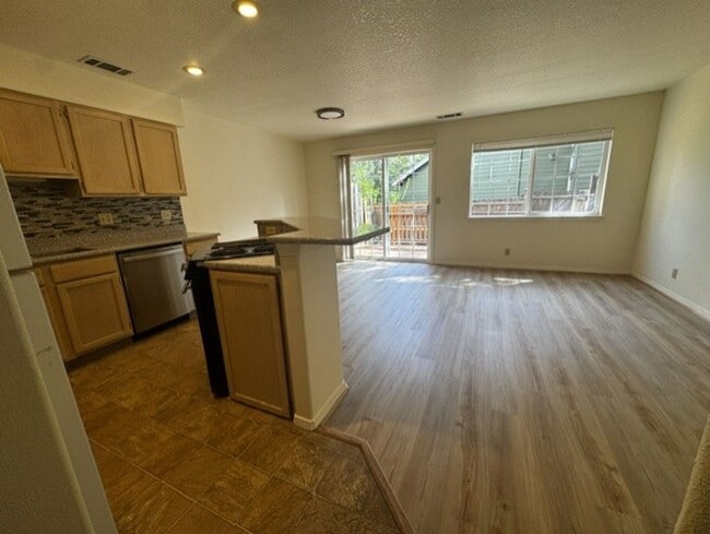 Photo - 1725 SW Knoll Ave