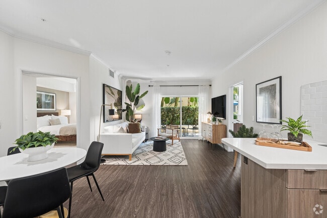 2BR, 2BA - 980SF - Living Room