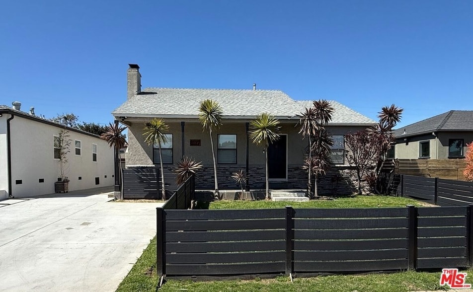 Photo - 8117 Bleriot Ave