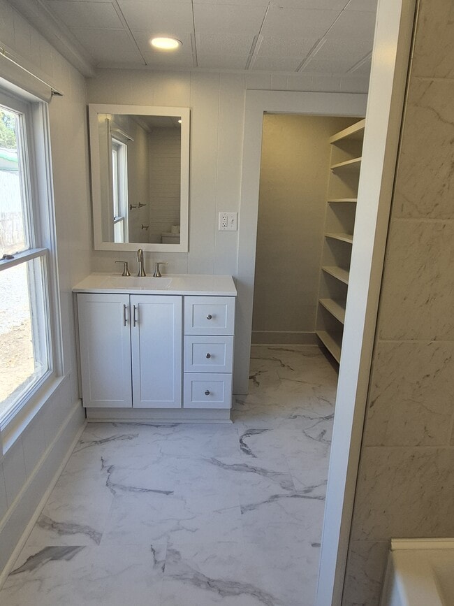 Photo - 547 McLean Rd