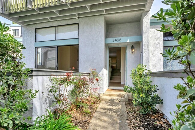 Building Photo - Beautiful townhome in North La Jolla! Avai...