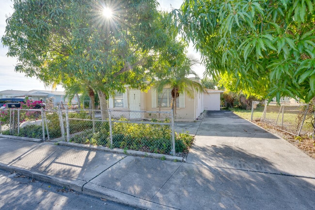 Photo - 813 Truman St