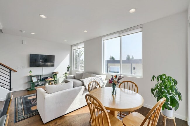 Photo - 760 N 72nd St