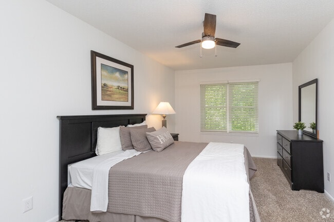 1BR, 1BA - 588SF - Bedroom