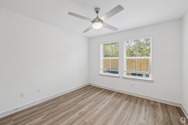 2BR, 2BA - 995SF - Bedroom