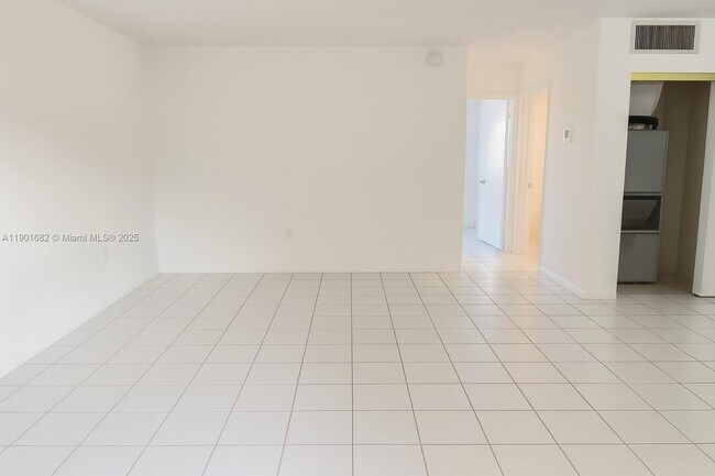 Photo - 1475 NE 125th Terrace Unidad 307-BI