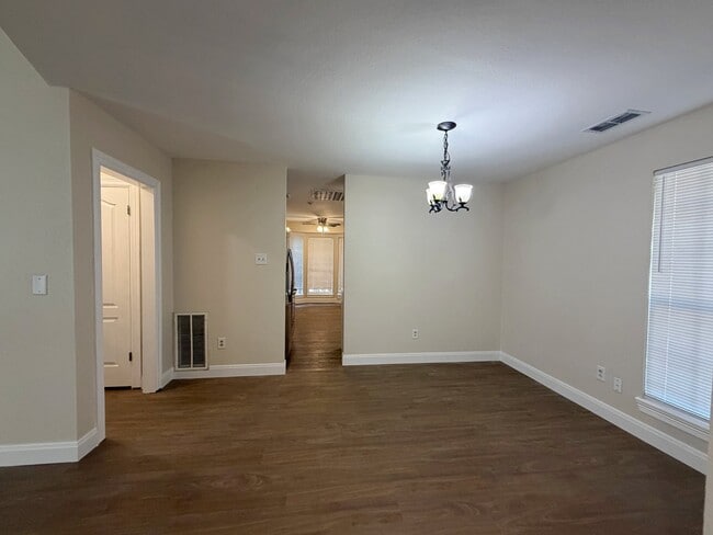 Photo - 949 Reeves St