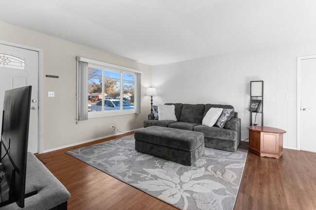 Photo - 5011-5013 Three Oaks Rd