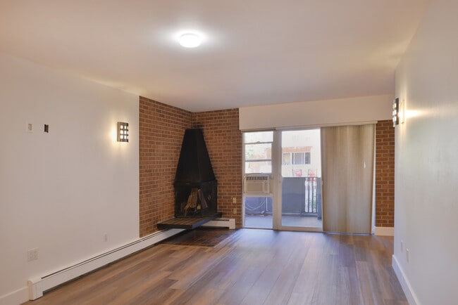 LIVING - 620 Mathews St Unit 116a