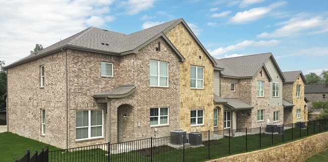 Building Exterior - Stone Lake Townhomes