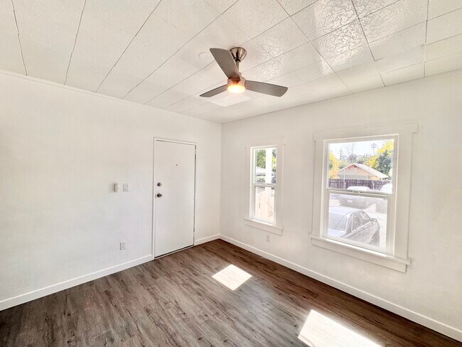 Photo - 1559 N Hill Ave Unit 12