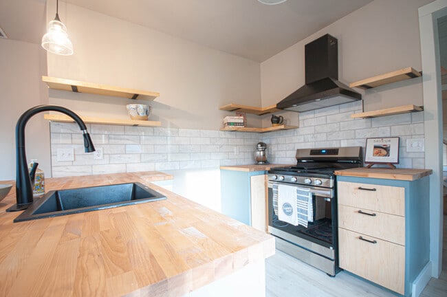 Building Photo - 645 2nd St W Rental