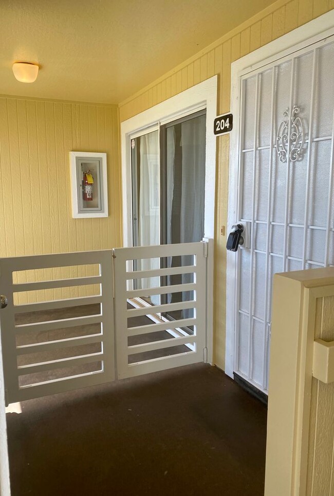 Photo - Available Now | 2 Bedroom, 1 Bathroom Apartment w/Scenic View from Enclosed Lanai | Kualana Knoll... Unidad 11-204