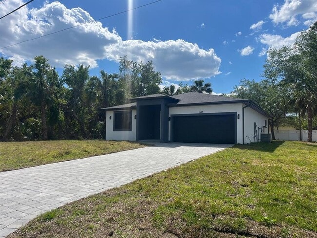 Photo - 1597 Kerman St