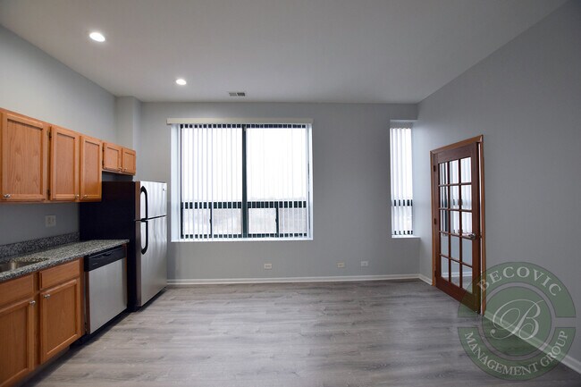 Photo - 2451 W Howard St