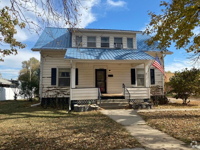 Building Photo - $1550 - Beautiful 5 Bedroom Home with Garage