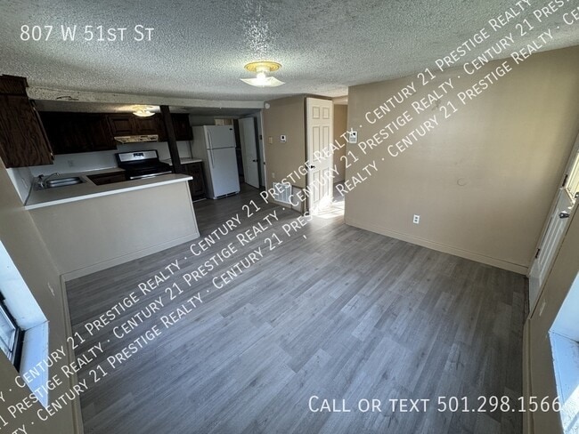 Photo - 807 W 51st St