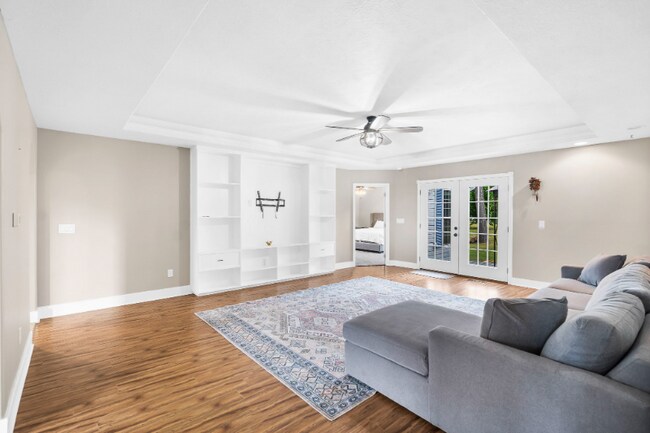Photo - 305 Lake Dr