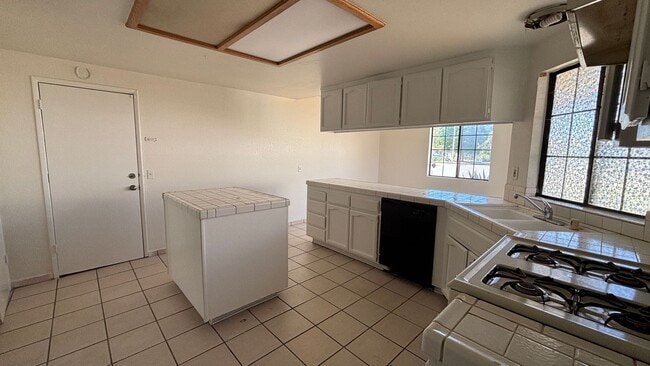 Building Photo - Quaint Three Bedroom, Two Bathroom Home!
