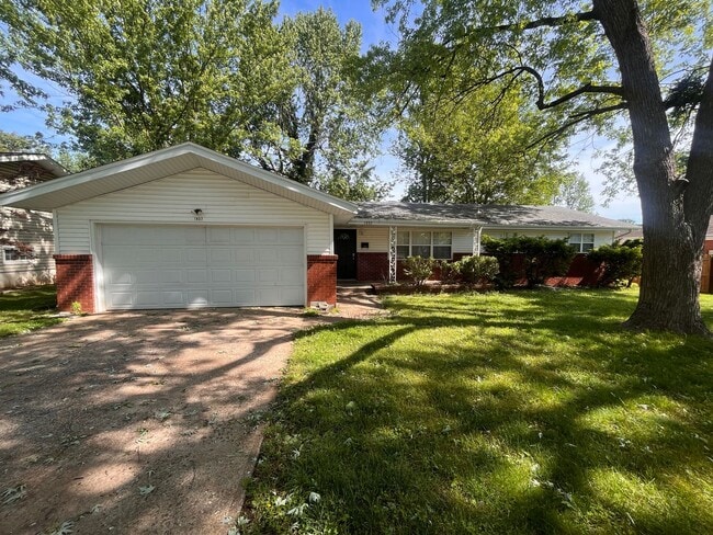 Building Photo - Brentwood 3 bedroom & 2 bathroom home, Huge Fenced Yard