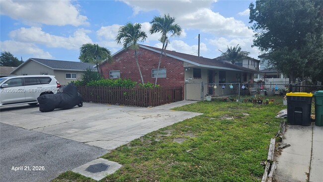Building Photo - 5030 SW 26th Ave Unit 2