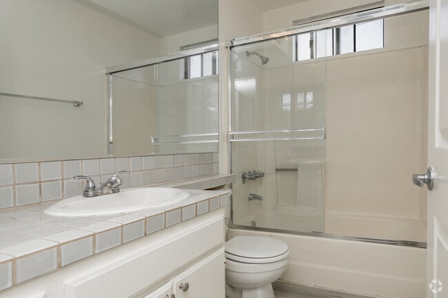 2BR, 2BA - 1000 SF