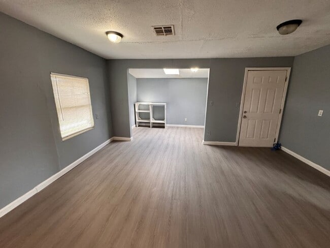Photo - 1 bed brand new flooring and paint! easy application and move in!