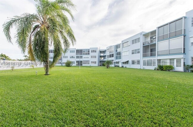 Building Photo - 2200 Park 105 Park Unit 105