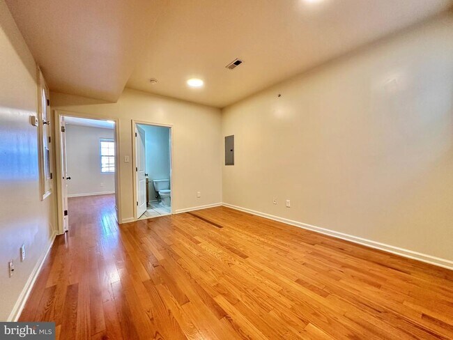 Photo - 2233 N Camac St Unidad 2