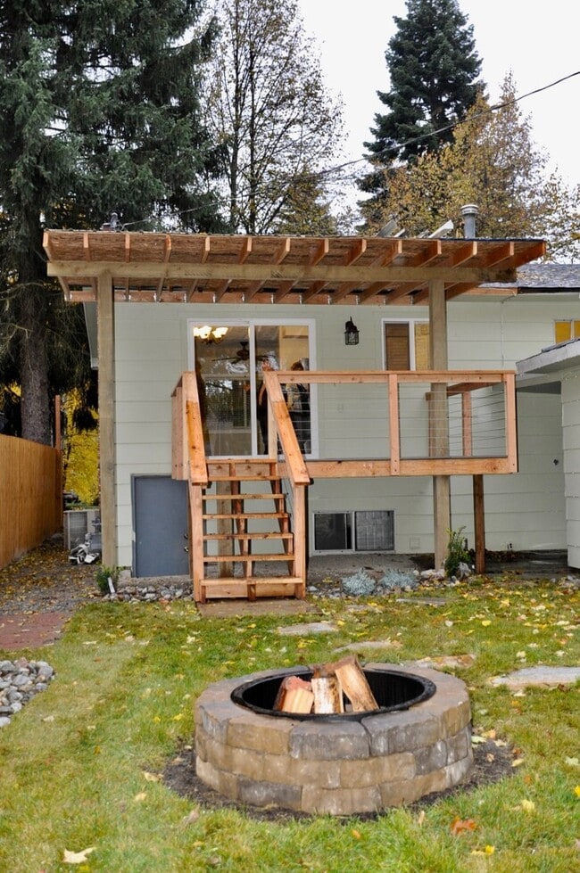 Photo - Sanders Beach: 5 bed 2 bath (split level) 4 car garage