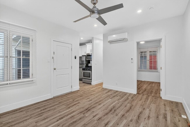 Building Photo - 405 W 3rd St Rental