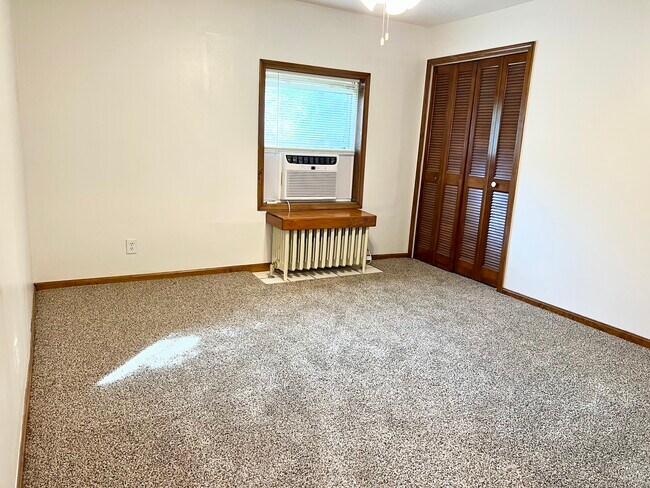 Unit B - Living Room - 4755 E Prospect St