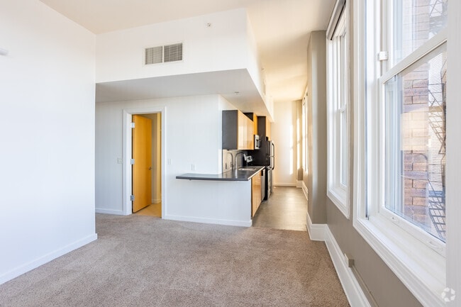1BR, 1BA - 635SF - Living Room