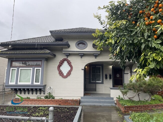 Building Photo - $2595 - 1Bed 1Bath Beautiful Duplex on a Tree Lined Street in the Rose Garden Area! Unit 1212