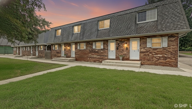 TOWN HOME EXTERIOR - 250 S Durkin Dr