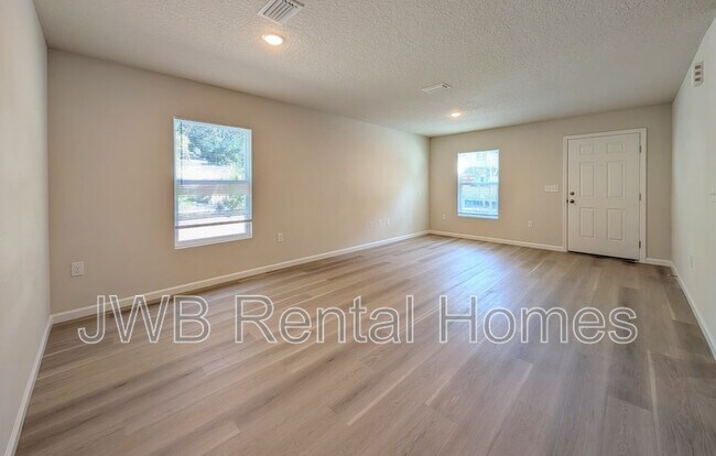 Photo - 332 Woodlawn Ave