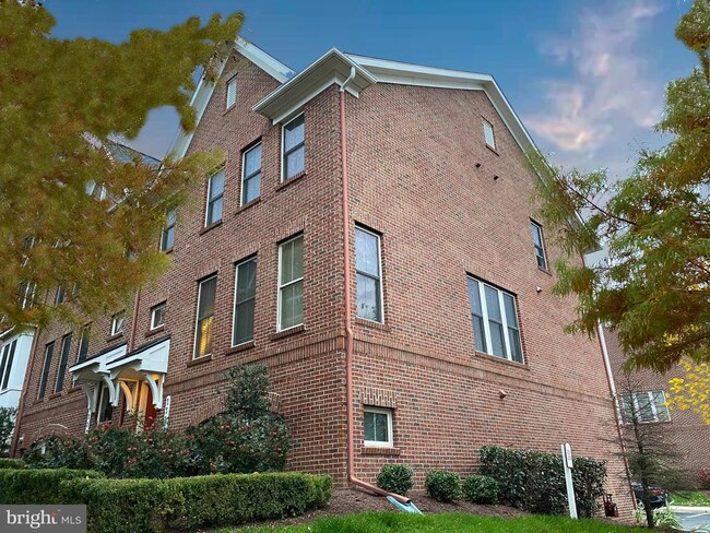 Building Photo - 3321 S Kemper Rd